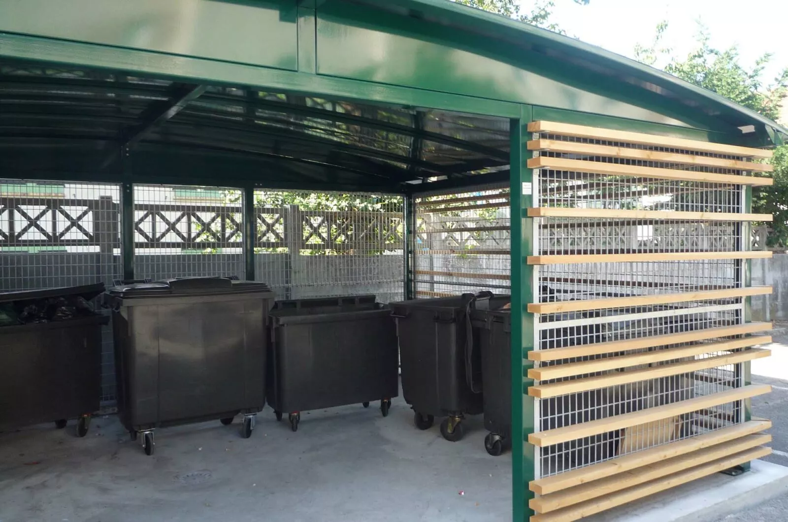 découvrez les dimensions idéales pour un local poubelle fonctionnel et conforme aux normes, optimisant l'espace et facilitant la gestion des déchets.