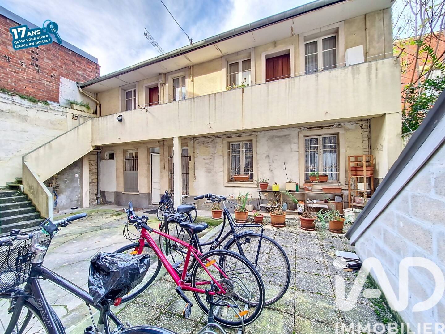 découvrez cette maison à rénover idéalement située proche de paris, offrant un fort potentiel d'aménagement et un accès facile à la capitale.