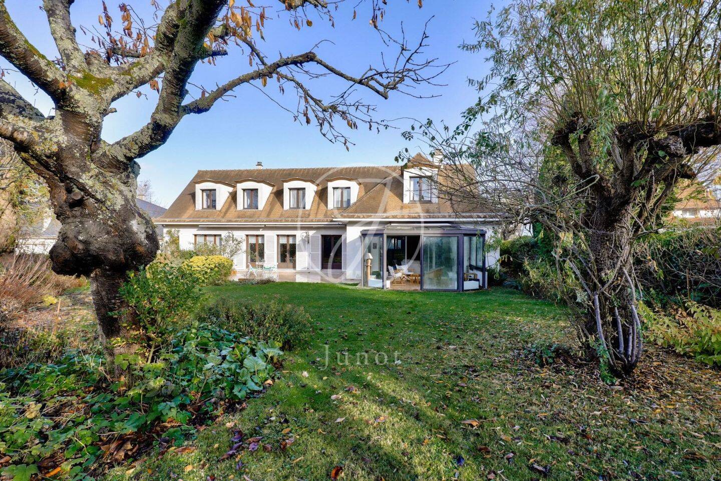 découvrez cette maison à rénover idéalement située proche de paris, offrant un fort potentiel pour créer votre espace de vie sur-mesure à deux pas de la capitale.