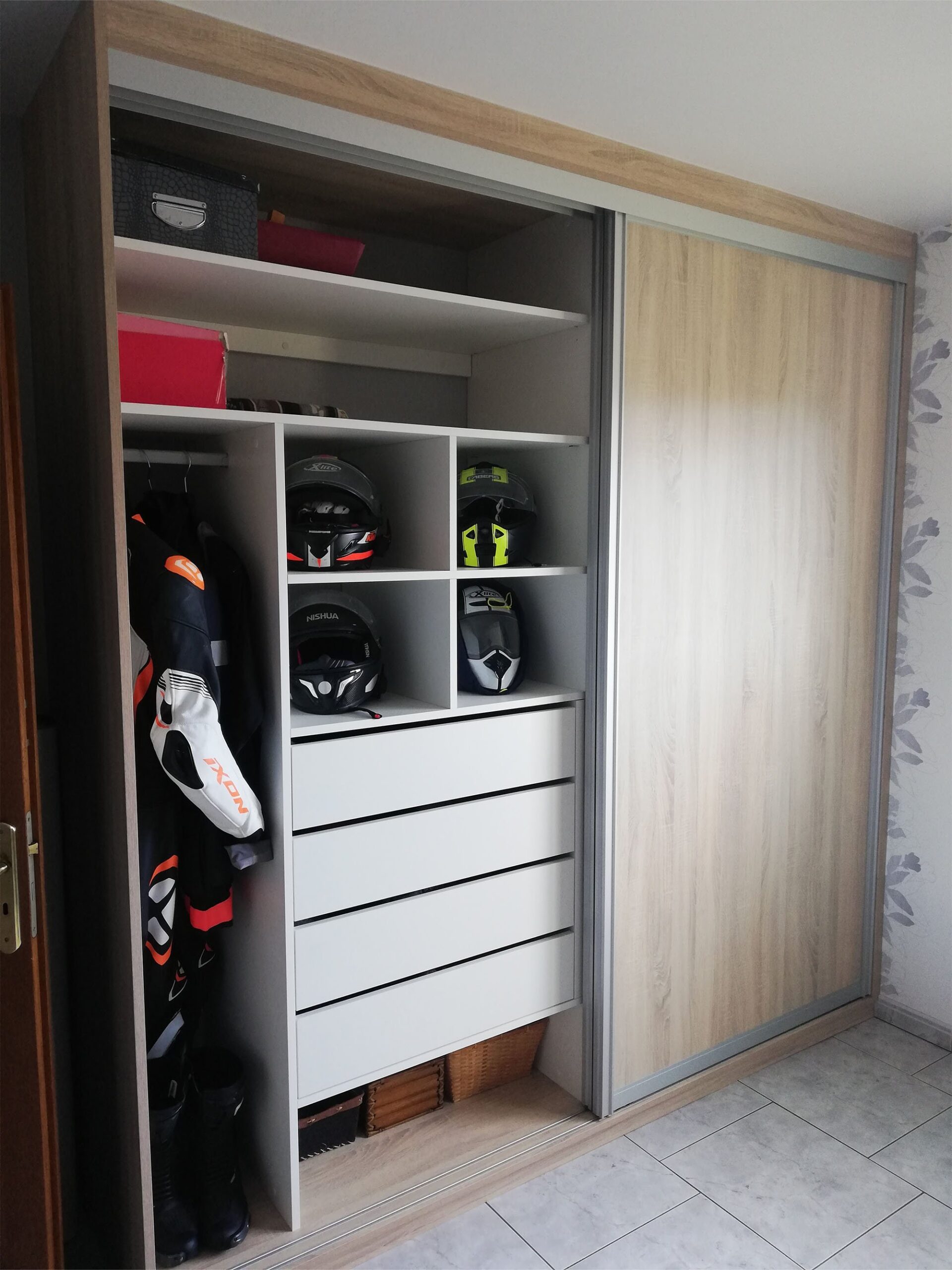 découvrez notre service de dressing sur mesure pour optimiser votre espace et organiser vos vêtements avec élégance et fonctionnalité.