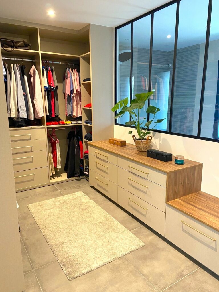 découvrez nos dressings sur mesure conçus pour optimiser votre espace et refléter votre style. solutions personnalisées, matériaux de qualité et design élégant pour un rangement parfait.