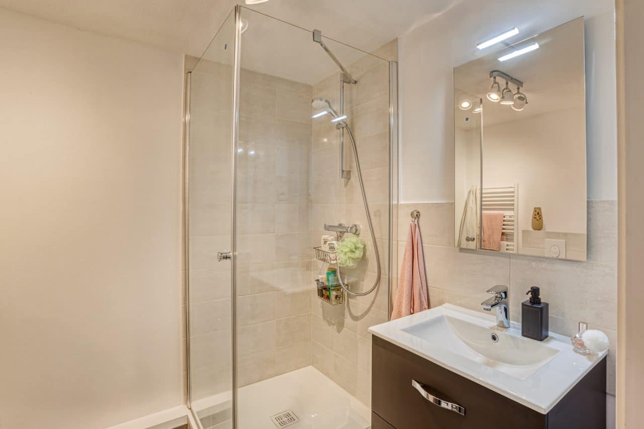 découvrez la durée moyenne pour la construction d'une salle de bain, les étapes clés du projet et des conseils pour optimiser les délais.
