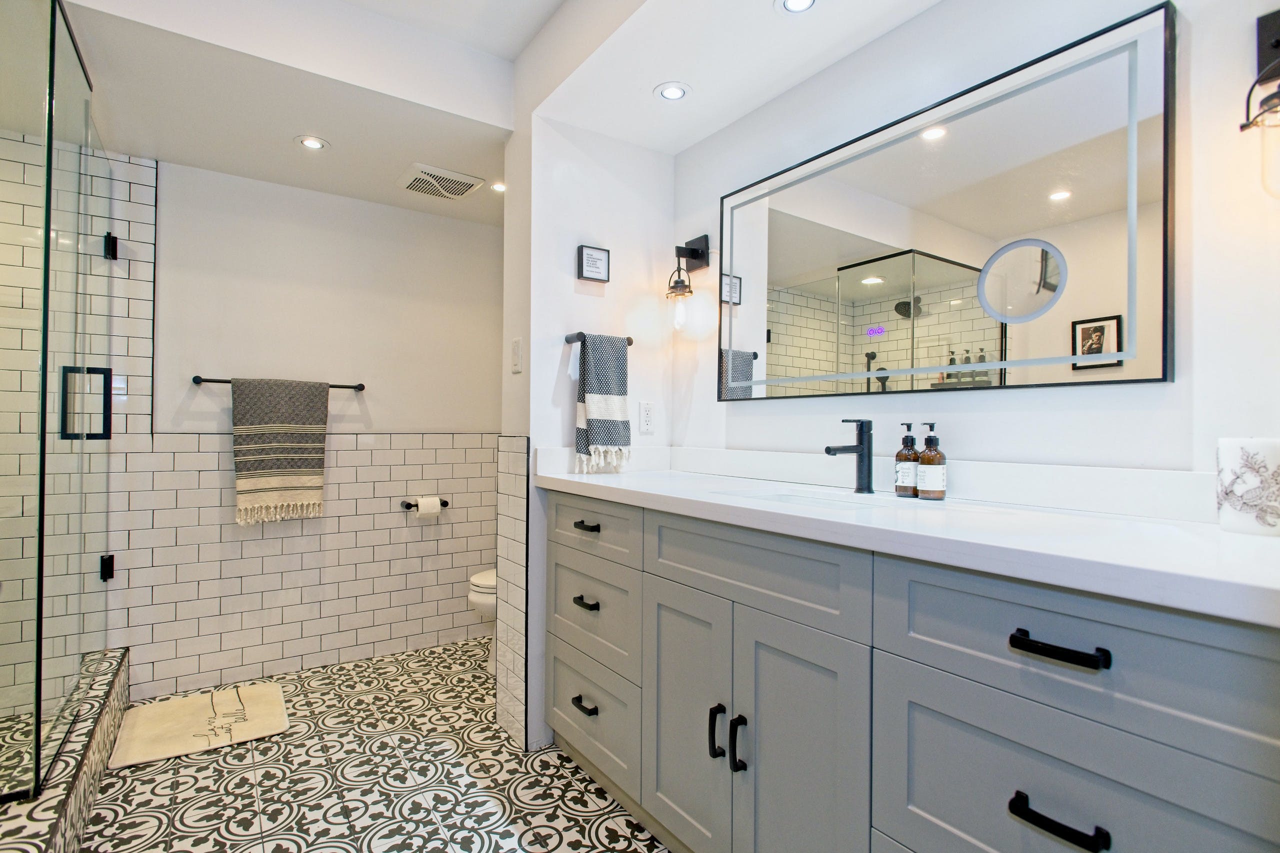 découvrez la durée estimée pour la construction d'une salle de bain, les étapes clés et les conseils pour un projet réussi et dans les délais.