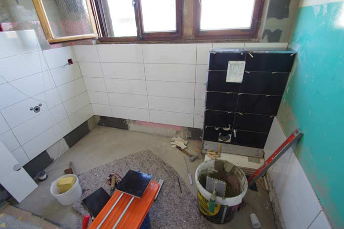 découvrez la durée typique des travaux de salle de bain, les étapes clés et les conseils pour réussir votre rénovation sans mauvaises surprises.