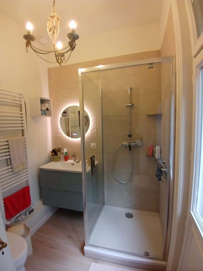 découvrez la durée moyenne des travaux pour refaire votre salle de bain, conseils pour bien planifier et réussir votre rénovation rapidement et efficacement.