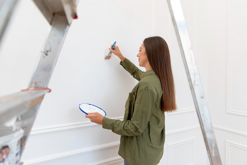 estimez la durée nécessaire pour peindre un appartement de 70m2, incluant la préparation des surfaces et les couches de peinture, afin d'organiser efficacement votre projet de rénovation.