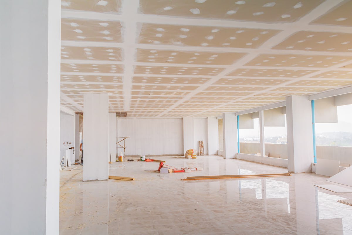 découvrez combien de temps il faut prévoir pour refaire un plafond, les étapes clés du chantier et des conseils pour une rénovation réussie.
