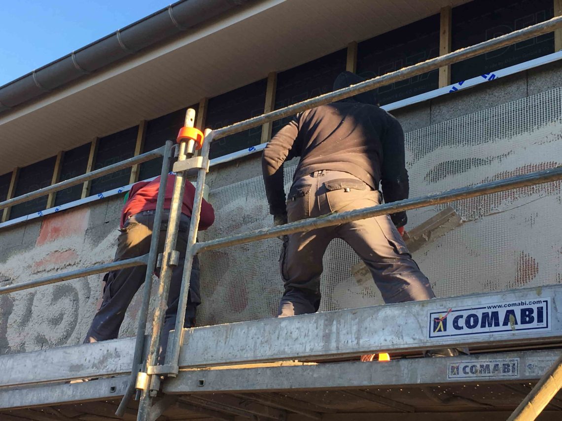 découvrez la durée typique d'un ravalement de façade, les facteurs influençant le temps des travaux, et nos conseils pour bien planifier votre projet de rénovation extérieure.