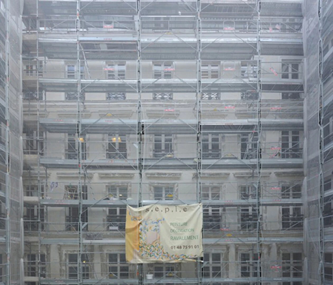 découvrez la durée moyenne d'un ravalement de façade, les facteurs qui l'influencent et comment bien planifier vos travaux de rénovation extérieure.