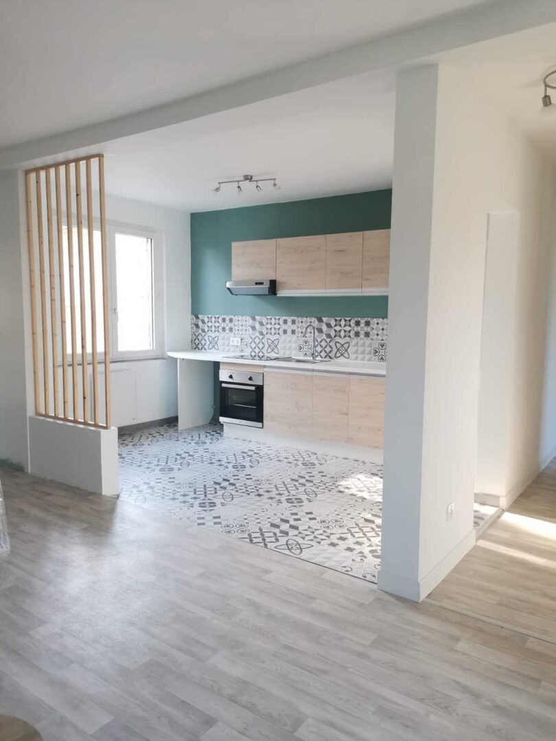 découvrez la durée estimée des travaux pour la rénovation de votre appartement et planifiez efficacement votre projet de rénovation.