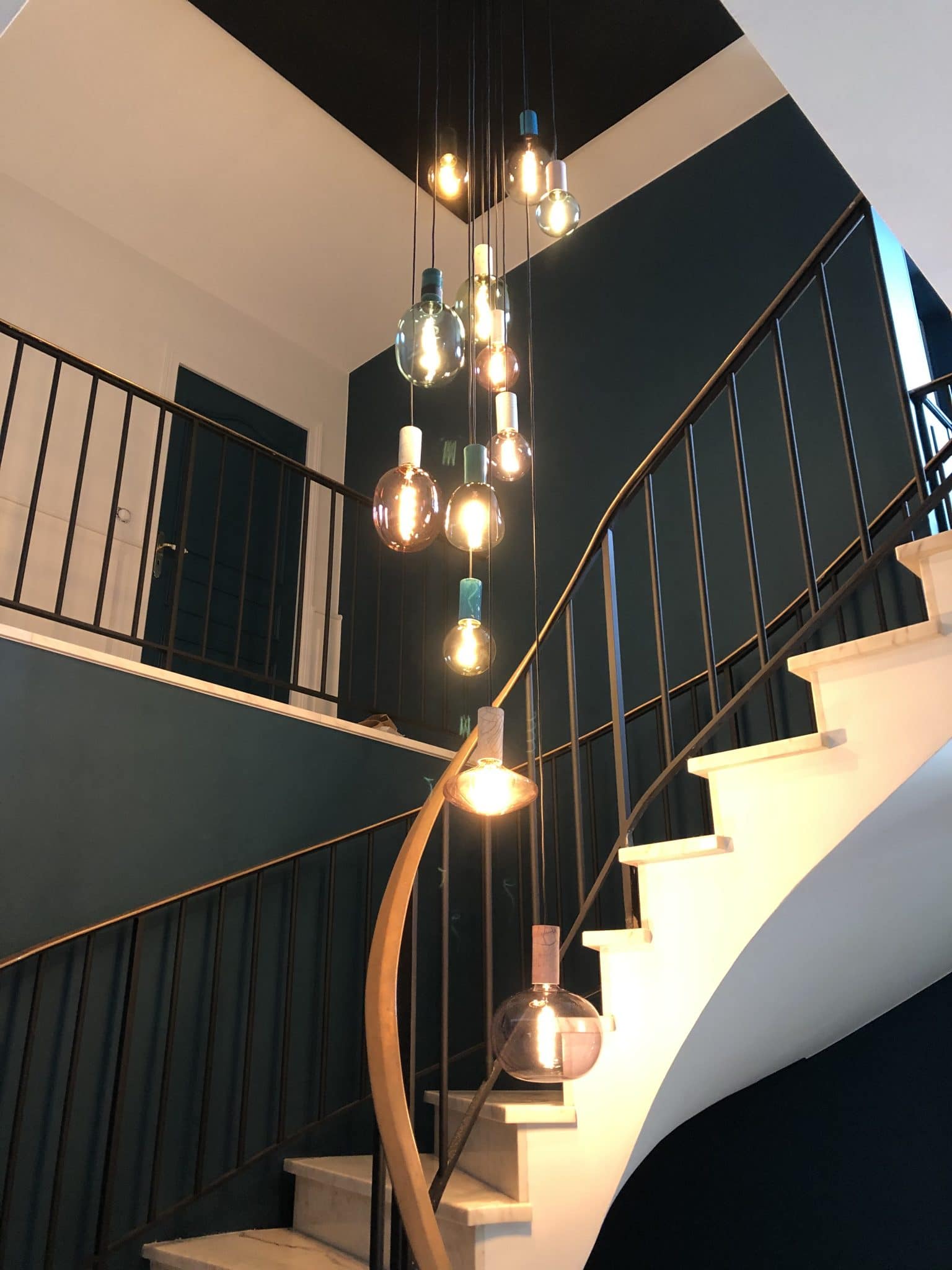 découvrez comment allier style et sécurité grâce à un éclairage optimisé pour votre cage d’escalier, pour un espace à la fois esthétique et sécurisé.