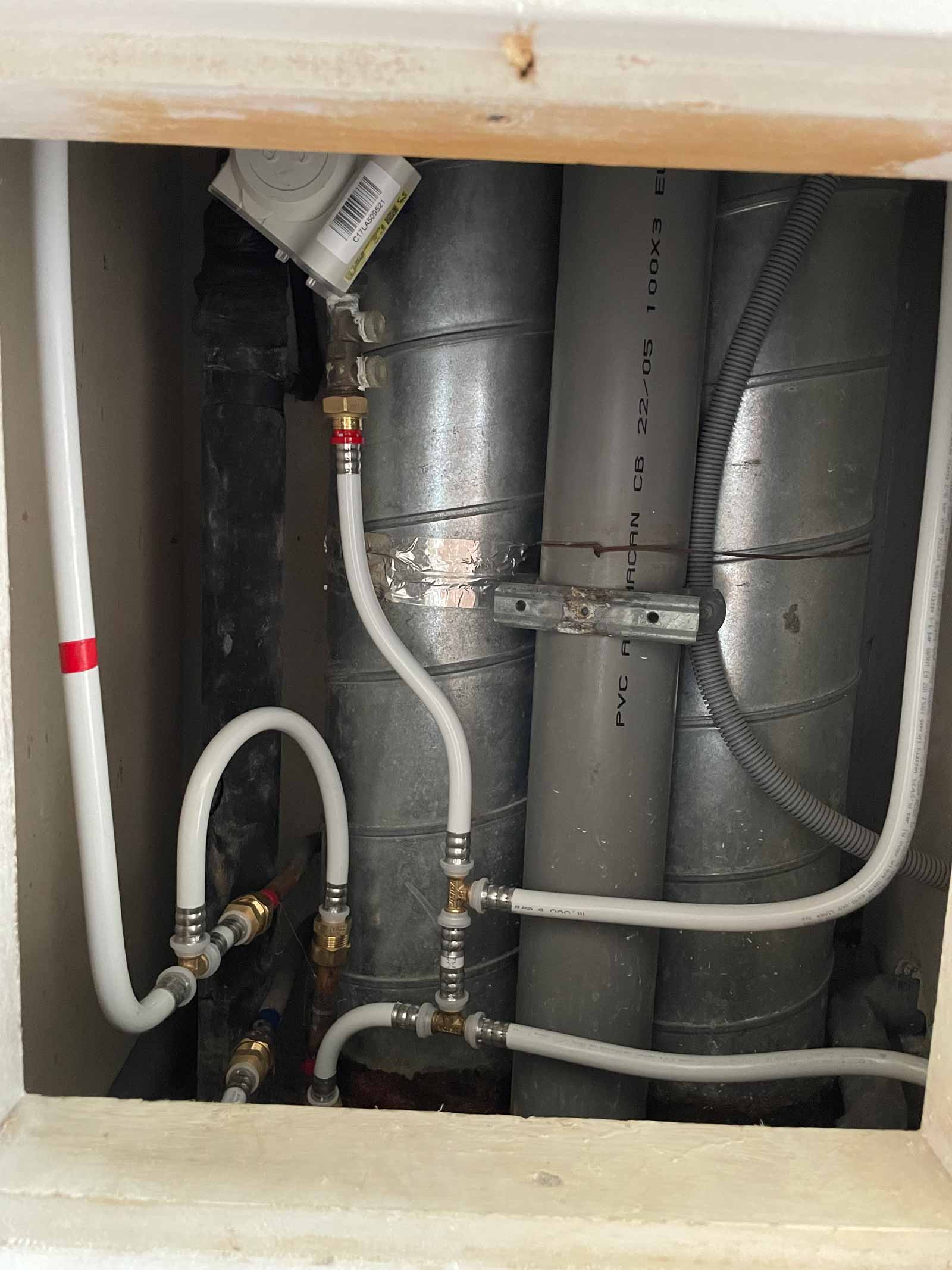 électricien expert à hyères, spécialisé dans l'installation, la réparation et la maintenance électrique pour particuliers et professionnels. service rapide et fiable.