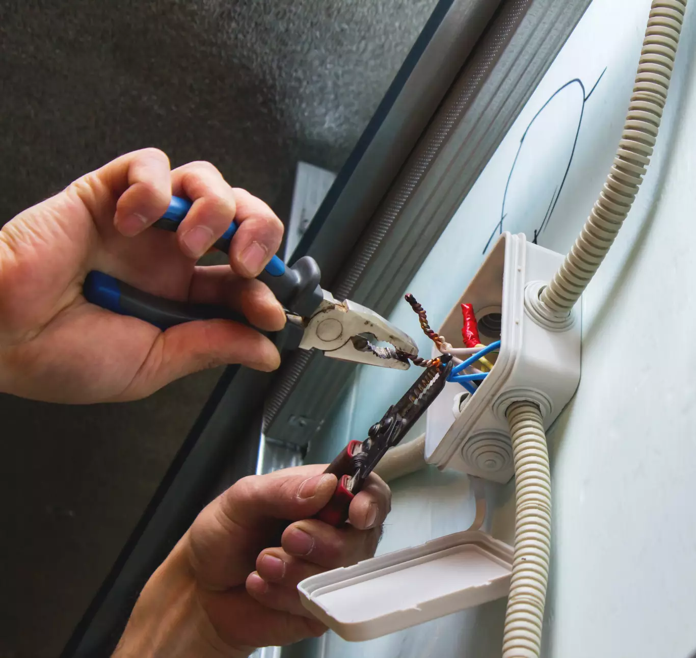 électricien maîche : des experts qualifiés pour tous vos travaux électriques, installations et dépannages rapides et sécurisés.