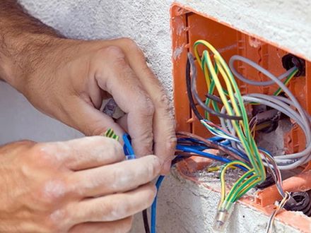 électricien à vaison-la-romaine offrant des services rapides et fiables pour tous vos besoins en électricité, dépannage, installation et maintenance.