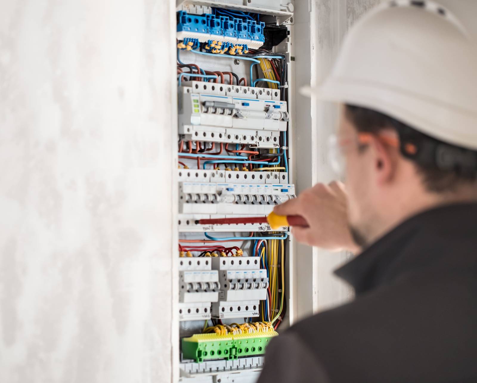 électriciens d'urgence disponibles 24h/24 à paris 14ème pour tous vos dépannages électriques rapides et fiables. intervention rapide garantie.