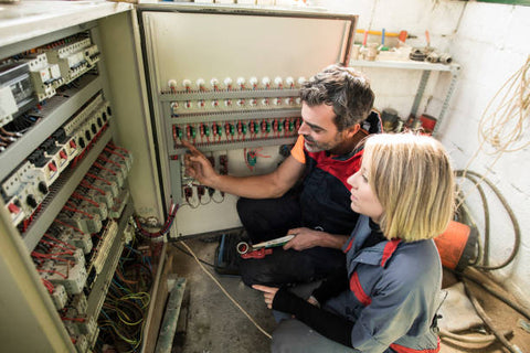 découvrez comment respecter les normes électriques tout en maîtrisant vos tarifs et profitez de nos astuces pour économiser sur votre consommation d'électricité.