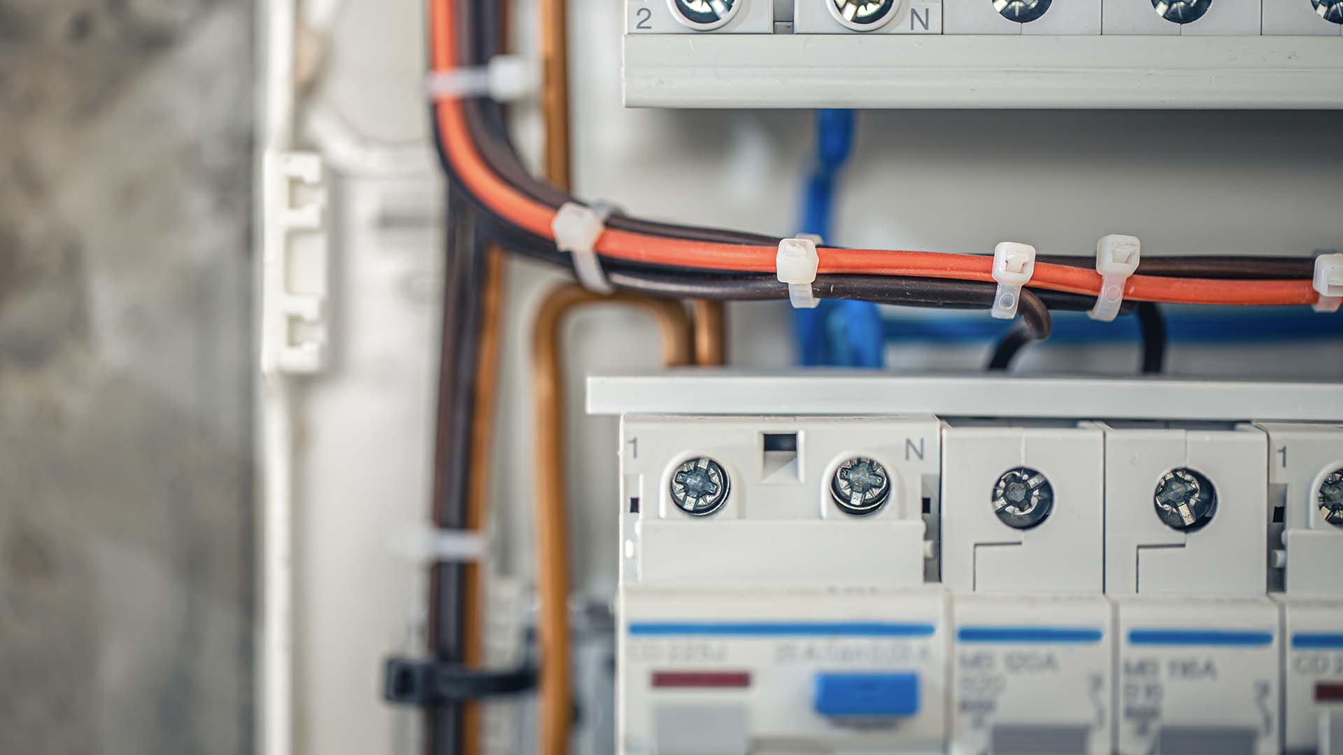 découvrez nos services d'électricité conformes aux normes en vigueur pour garantir sécurité et performance dans vos installations électriques.