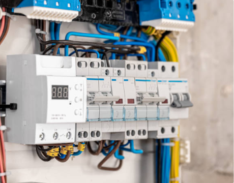 assurez la sécurité de vos installations avec une électricité aux normes, conforme aux réglementations en vigueur pour un habitat fiable et sécurisé.