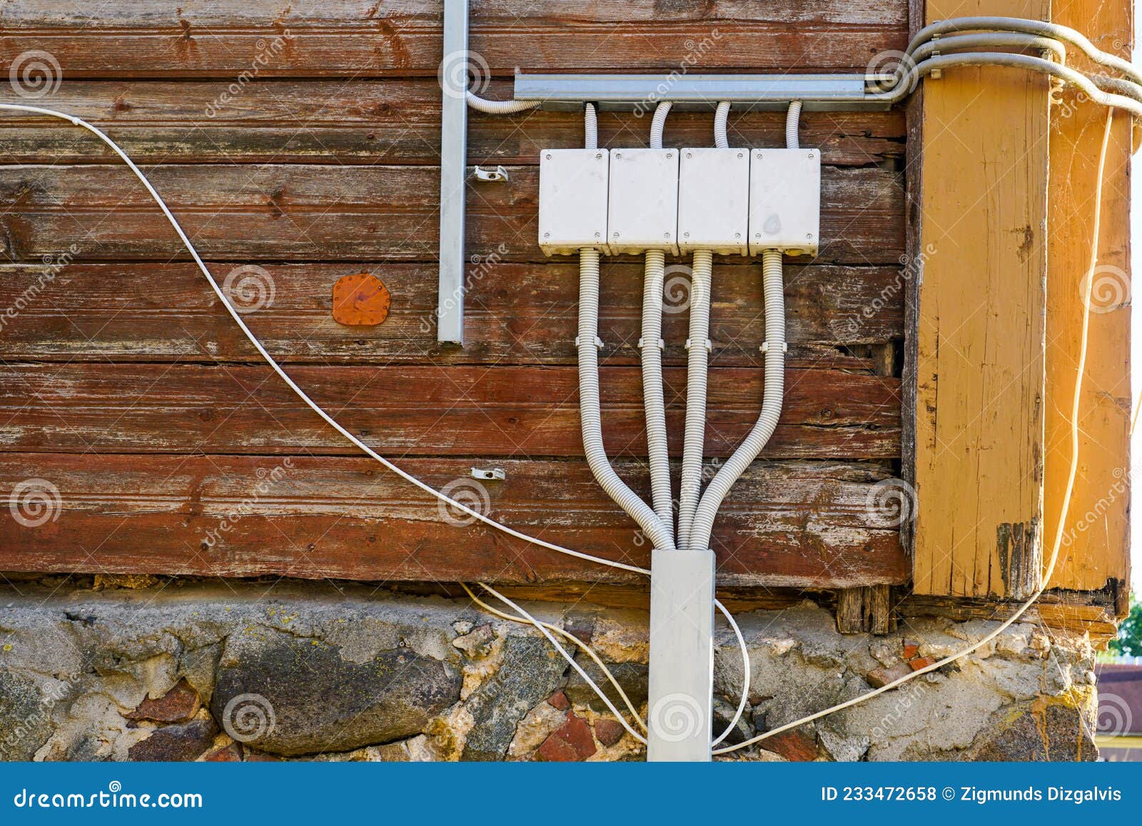 découvrez nos conseils et solutions pour moderniser l'électricité de votre maison ancienne en toute sécurité et conformité.