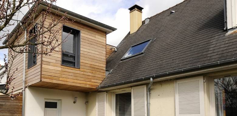 découvrez pourquoi élever sa maison peut être une solution idéale, les différentes méthodes pour le réaliser, ainsi que les coûts associés pour bien préparer votre projet.