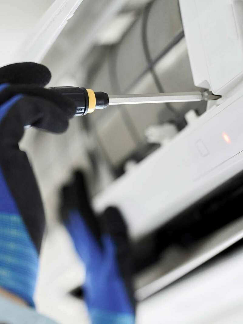 entretien pompe à chaleur réalisé par un technicien expert proche de chez vous. service fiable et rapide pour assurer le bon fonctionnement de votre installation.