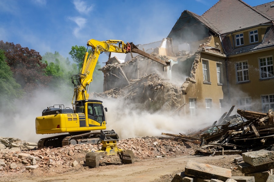 découvrez un exemple de devis pour la démolition d'un bâtiment, incluant les coûts détaillés et les étapes clés du chantier.