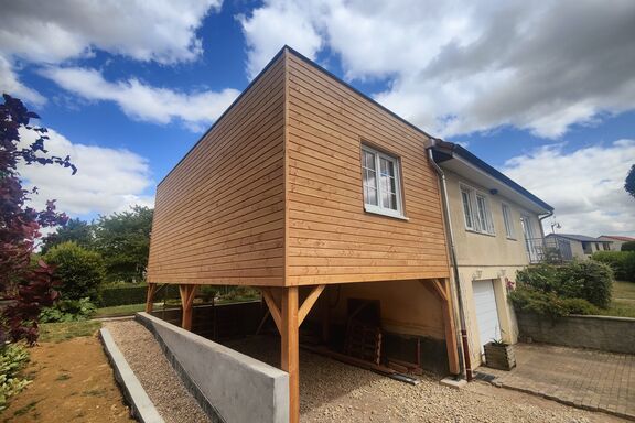 découvrez nos solutions d'extension bois pour agrandir votre étage avec élégance et durabilité. optimisez votre espace de vie grâce à des constructions écologiques et esthétiques.