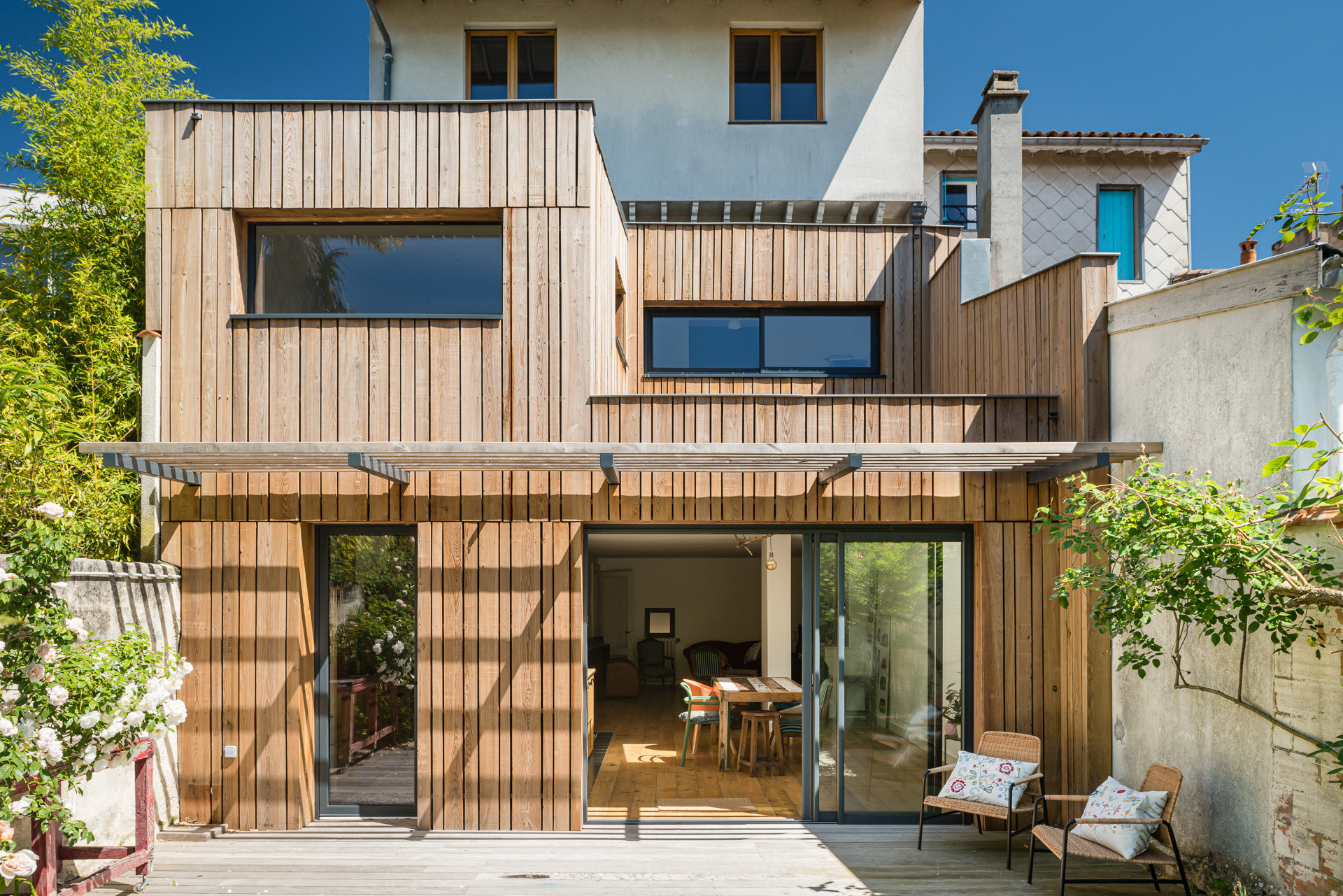 découvrez nos solutions d'extension bois pour ajouter un étage à votre maison, alliant esthétisme, durabilité et isolation naturelle.