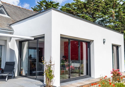 découvrez les prix et les risques liés à une extension de maison réalisée sans déclaration ni autorisation. informez-vous pour éviter les sanctions et les complications légales.