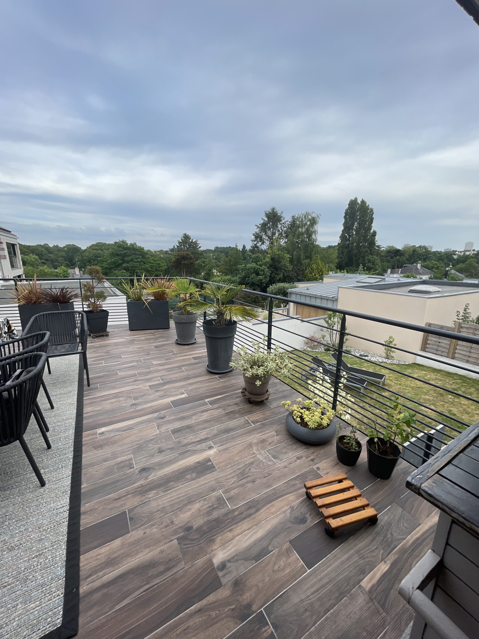 découvrez notre guide complet sur l'extension de toit plat : conseils pratiques et estimation budget pour réussir votre projet d'agrandissement.