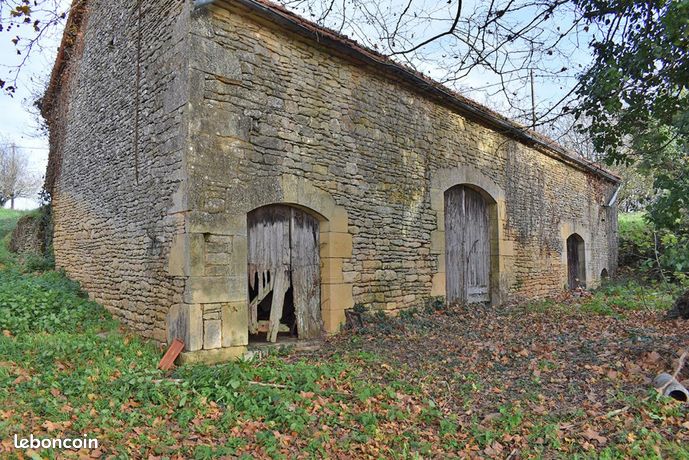 découvrez une ferme à rénover proche de paris, offrant un fort potentiel pour créer votre maison de campagne idéale tout en restant à proximité de la capitale.