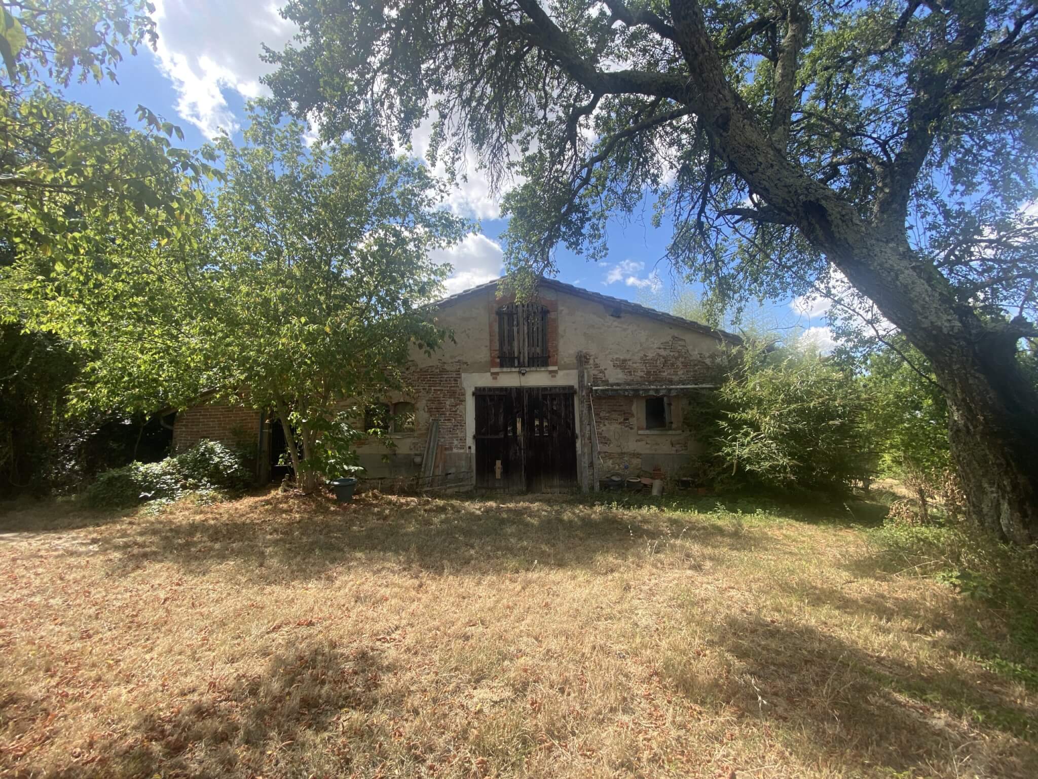 découvrez une ferme à rénover proche de paris, idéale pour un projet immobilier alliant charme rural et proximité de la capitale. opportunité unique à ne pas manquer !