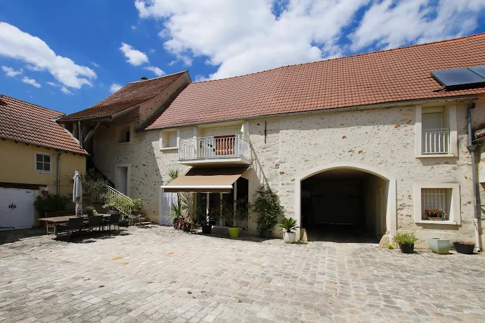 découvrez cette ferme à rénover située près de paris, offrant un potentiel unique pour créer votre maison de campagne idéale à proximité de la capitale.