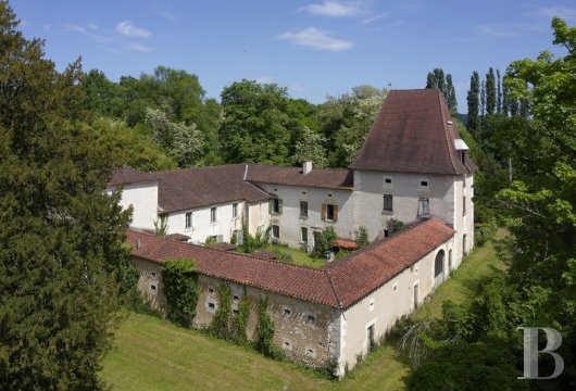 découvrez une ferme à rénover proche du 15e arrondissement de paris, une opportunité unique pour créer votre espace de vie idéal alliant charme rural et proximité urbaine.