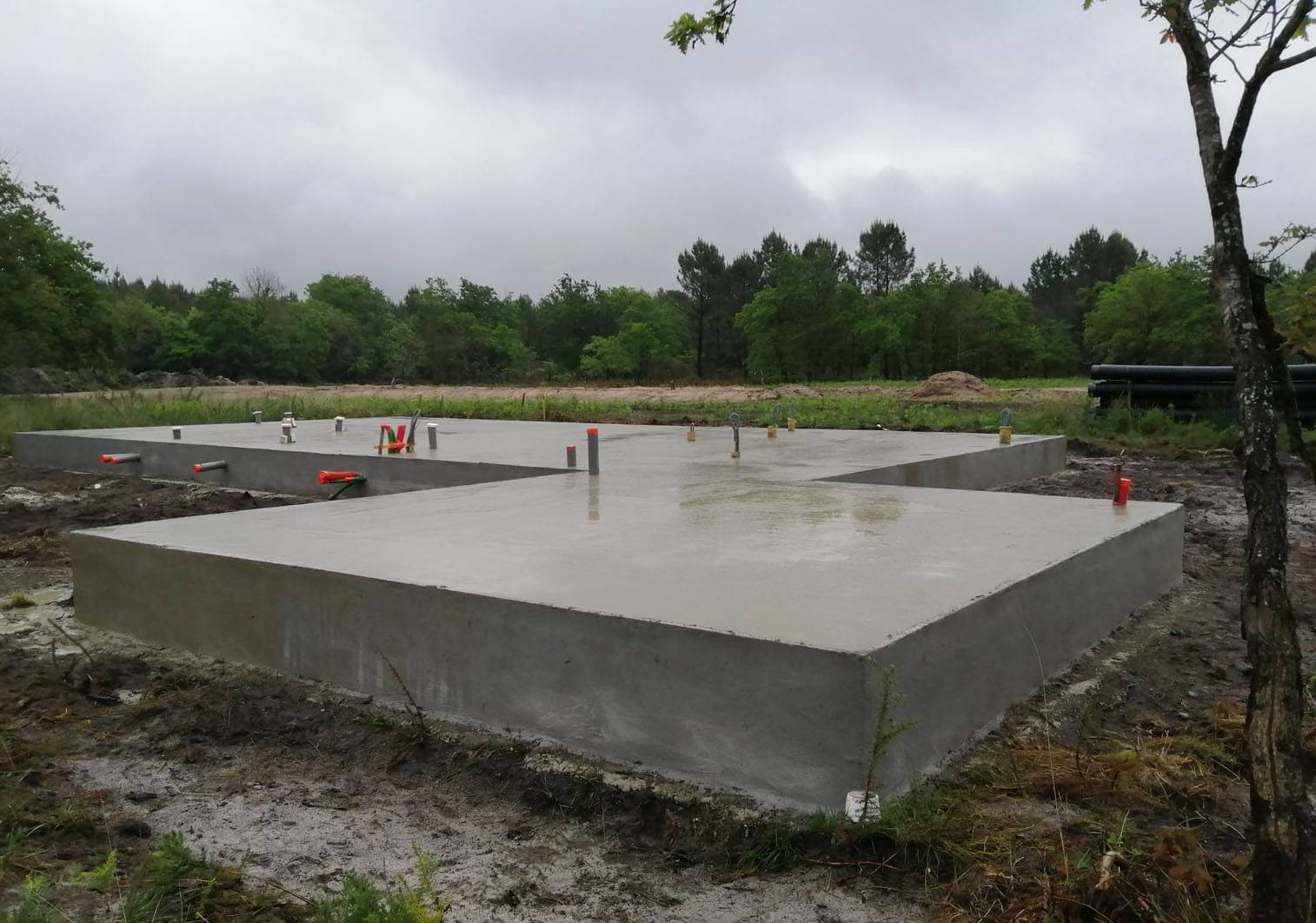 découvrez comment choisir et construire les fondations idéales pour votre garage ou maison, assurant solidité et durabilité à votre projet.