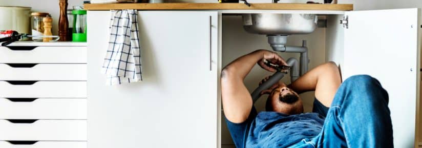 découvrez tout sur les frais de déplacement d'un plombier : tarifs, ce qui est inclus, et astuces pour optimiser vos coûts lors d'une intervention.