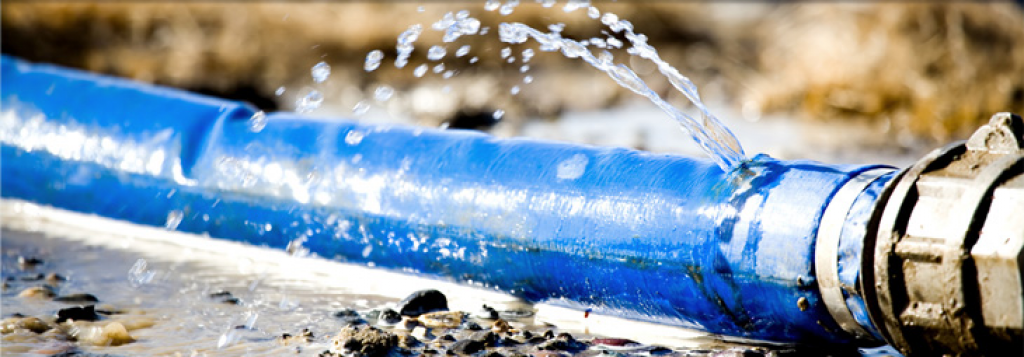 intervention rapide et efficace pour une fuite d'eau urgente. faites appel à notre plombier professionnel disponible 24/7 pour réparer vos problèmes de plomberie sans délai.