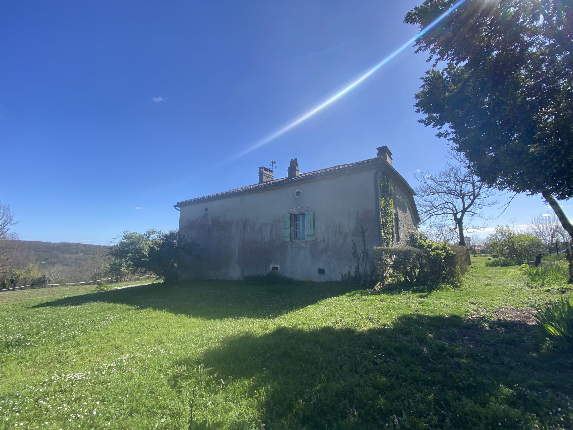 découvrez une grange à rénover idéalement située près du 15e arrondissement de paris, offrant un potentiel unique pour un projet immobilier sur mesure.