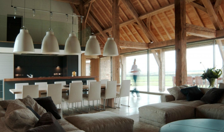 découvrez cette grange rénovée alliant charme authentique et confort moderne, idéale pour un cadre de vie chaleureux et unique.