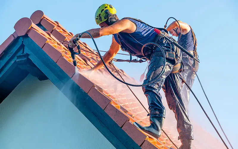 découvrez notre guide pratique pour le nettoyage et le démoussage de votre toiture, afin de préserver son état et prolonger sa durée de vie.