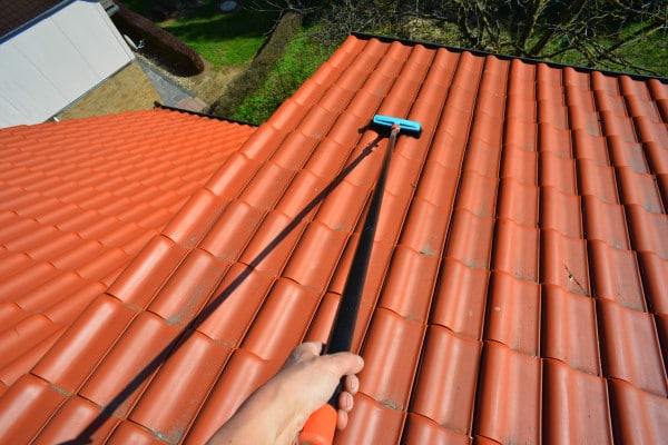 découvrez notre guide complet pour le nettoyage et le démoussage de toiture, avec des conseils pratiques pour entretenir et prolonger la durée de vie de votre toit.