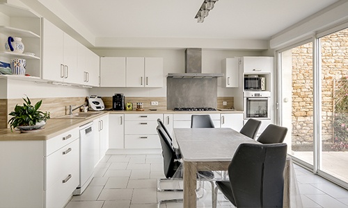 découvrez notre guide complet pour réussir la rénovation intérieure de votre maison : conseils, astuces et étapes clés pour transformer votre espace avec succès.