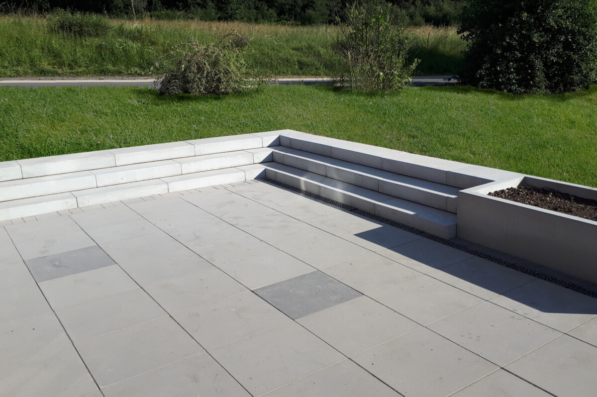 découvrez notre guide complet pour créer une terrasse en béton durable et esthétique. conseils, étapes de réalisation et astuces pour réussir votre projet facilement.