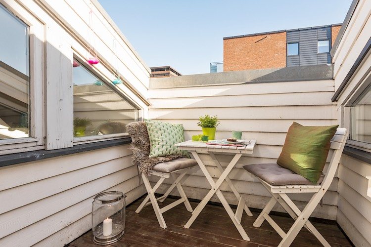 découvrez notre guide complet pour aménager et profiter pleinement de votre terrasse tropézienne, un espace unique et convivial en hauteur.