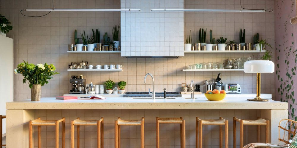 découvrez des idées et astuces pour habiller le mur de votre cuisine avec style et fonctionnalité. trouvez des solutions déco adaptées à tous les goûts et budgets.