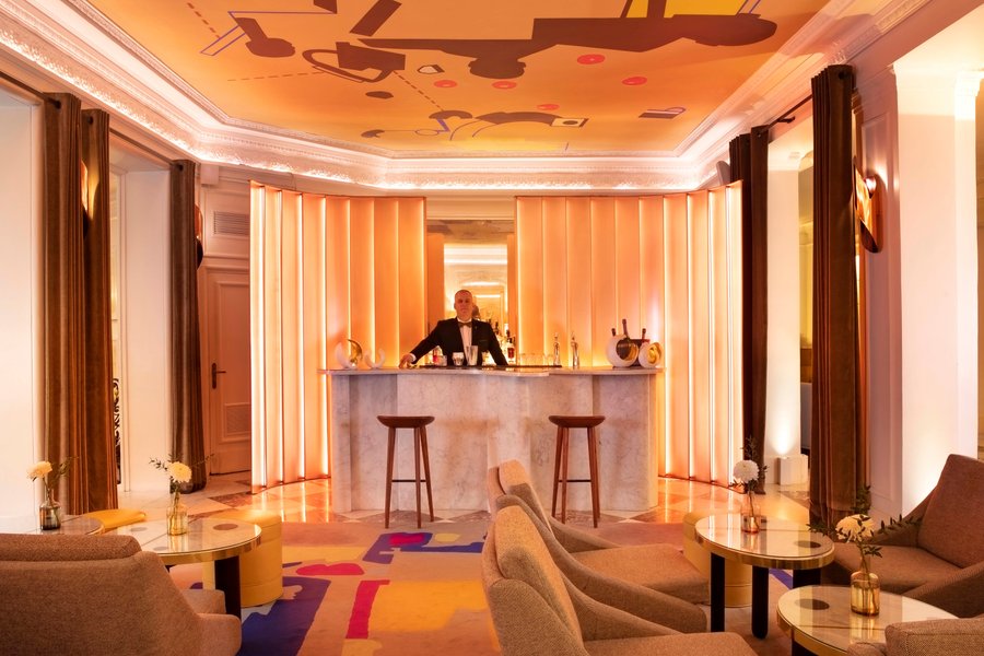 découvrez l'hôtel vernet à paris, récemment rénové, offrant un confort moderne au cœur de la capitale pour un séjour inoubliable.