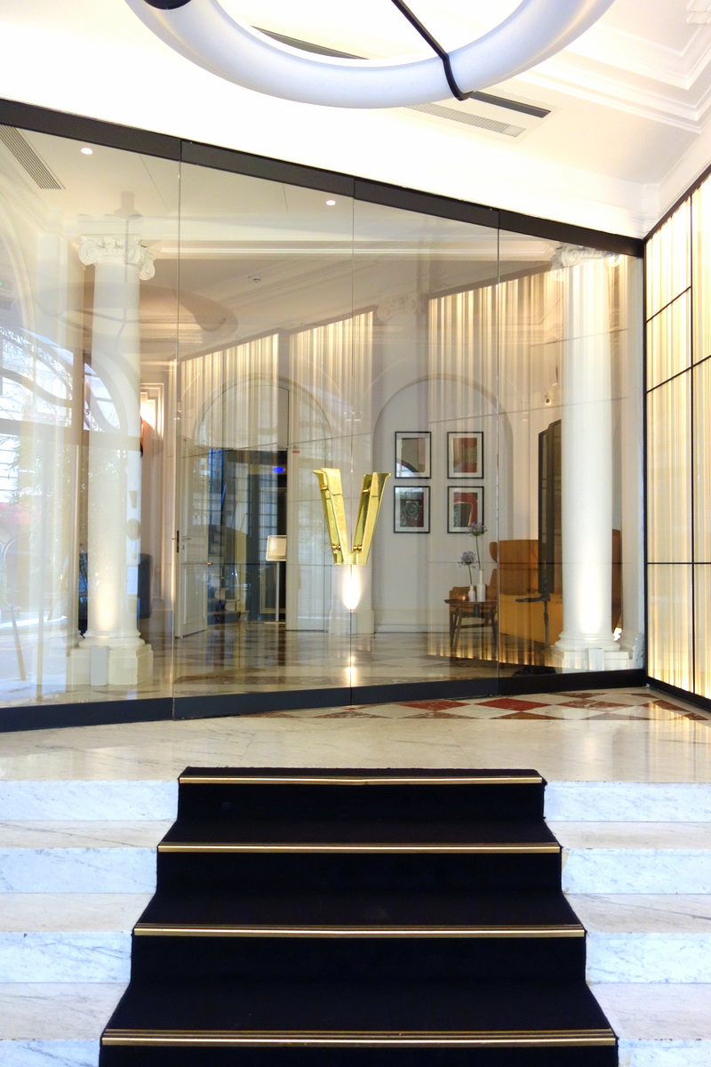 découvrez l'hôtel vernet à paris, récemment rénové, alliant charme parisien et confort moderne pour un séjour inoubliable au cœur de la capitale.