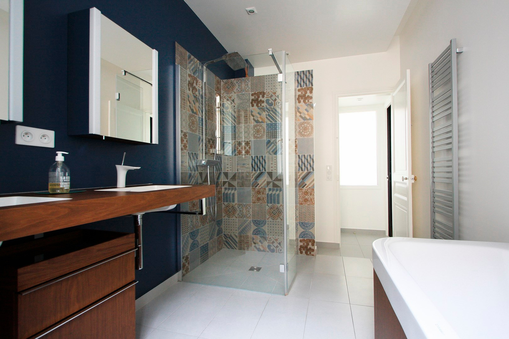 découvrez des idées tendance et inspirantes pour rénover votre salle de bain et lui donner un style moderne et élégant.