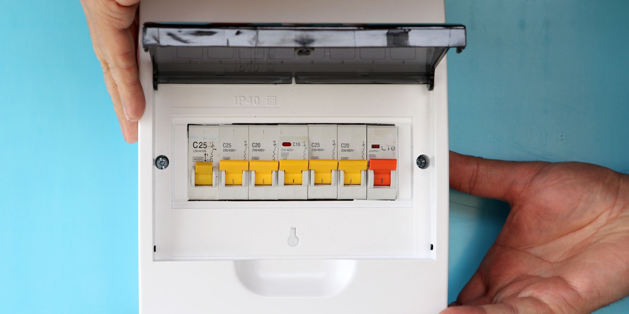 découvrez l'importance du disjoncteur différentiel pour assurer la sécurité électrique de votre habitation et protéger contre les risques d'électrocution.