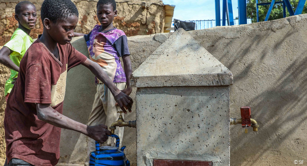 découvrez l'importance et les nombreux bénéfices d'un puits, source fiable d'eau potable, avantage économique et solution écologique pour l'approvisionnement en eau.